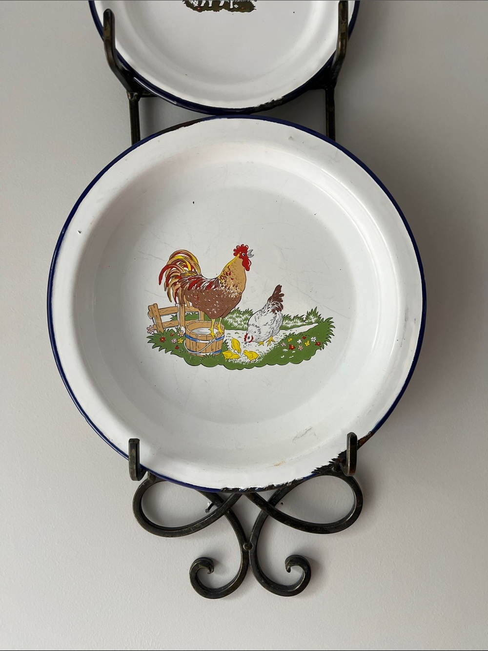 Vintage Metal Enamel Plate with Rooster & Hen Decoration‎